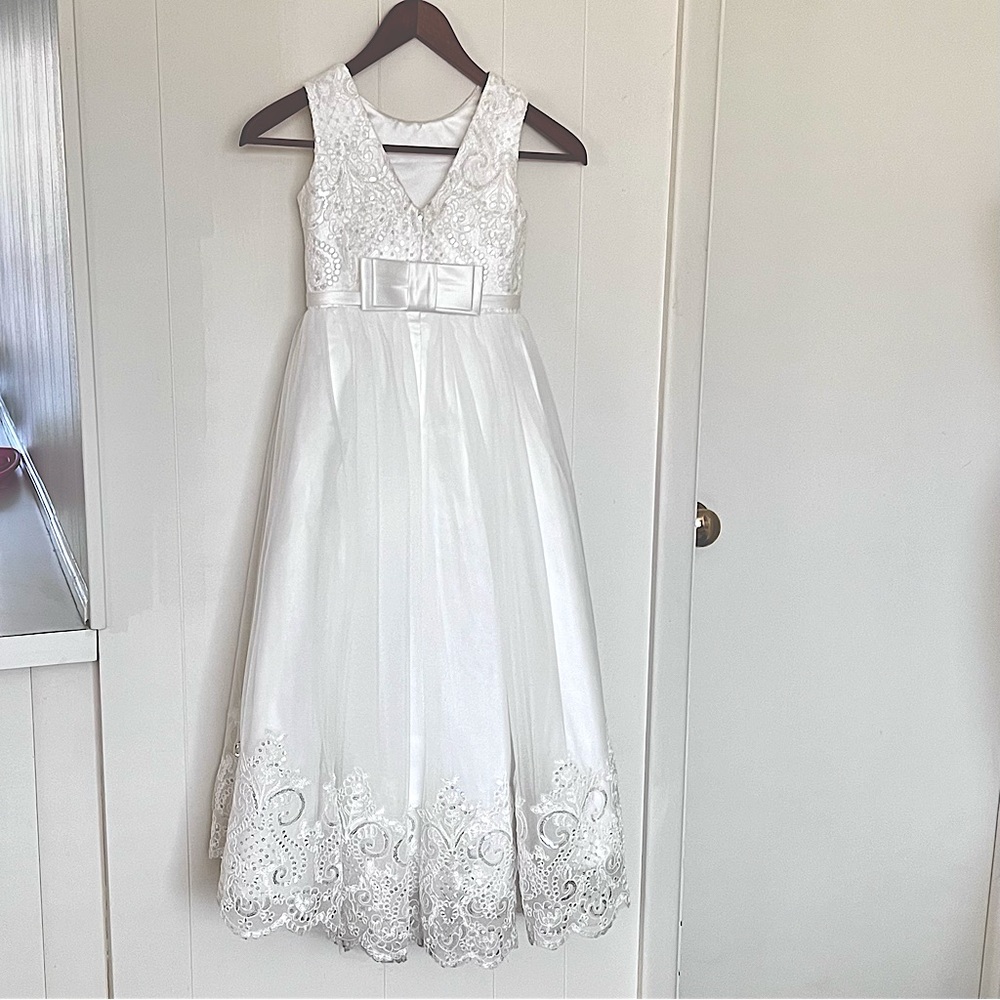 Custom white Flower Girl/ Communion Dress. Pristine condition. Size 4/5.